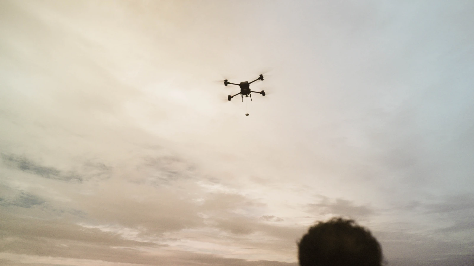 Drone Lift Crew und Heavy-Lift-Drohne bei Telekommunikationseinsatz