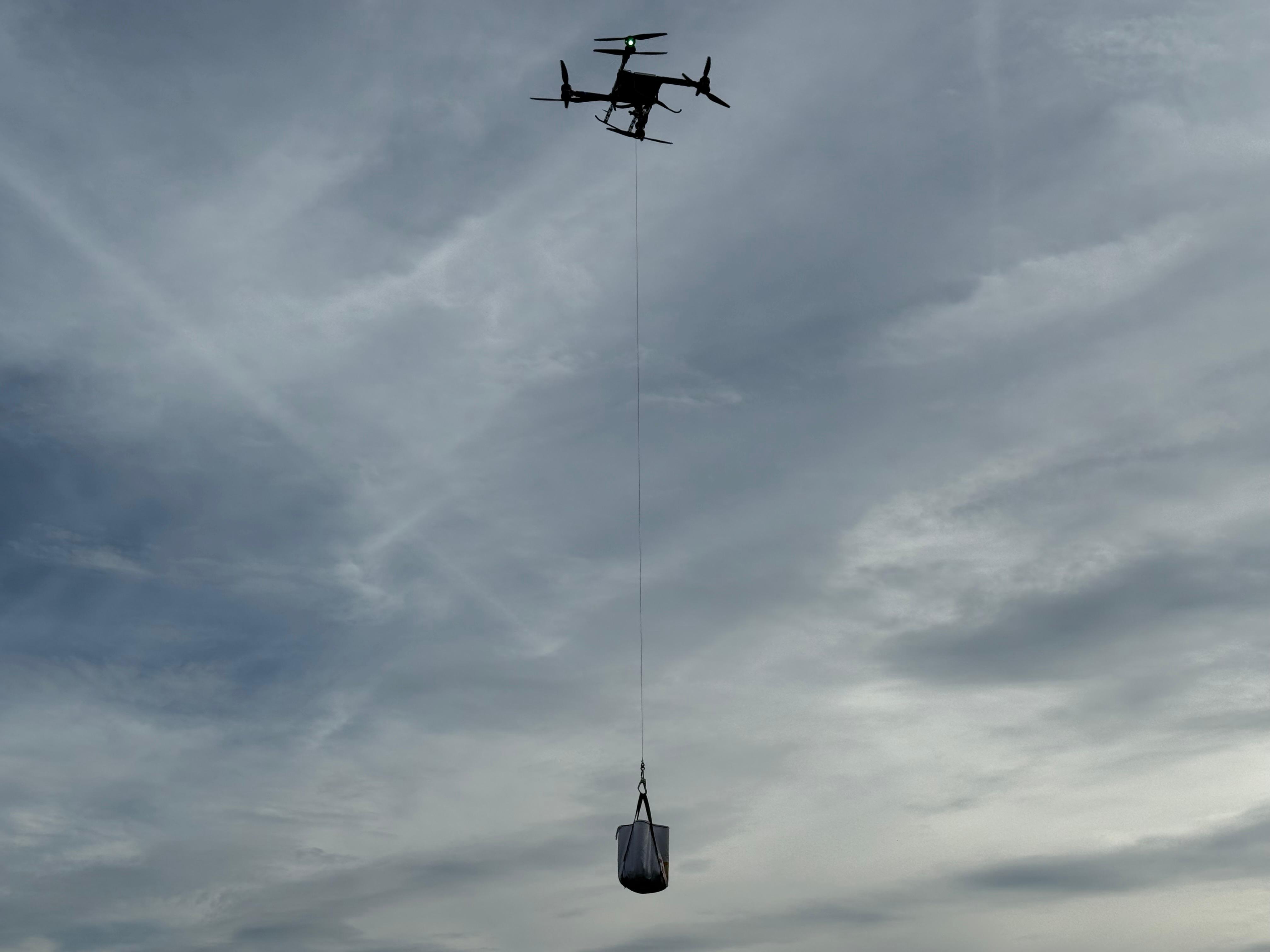 Drohne im Flug mit Nutzlast