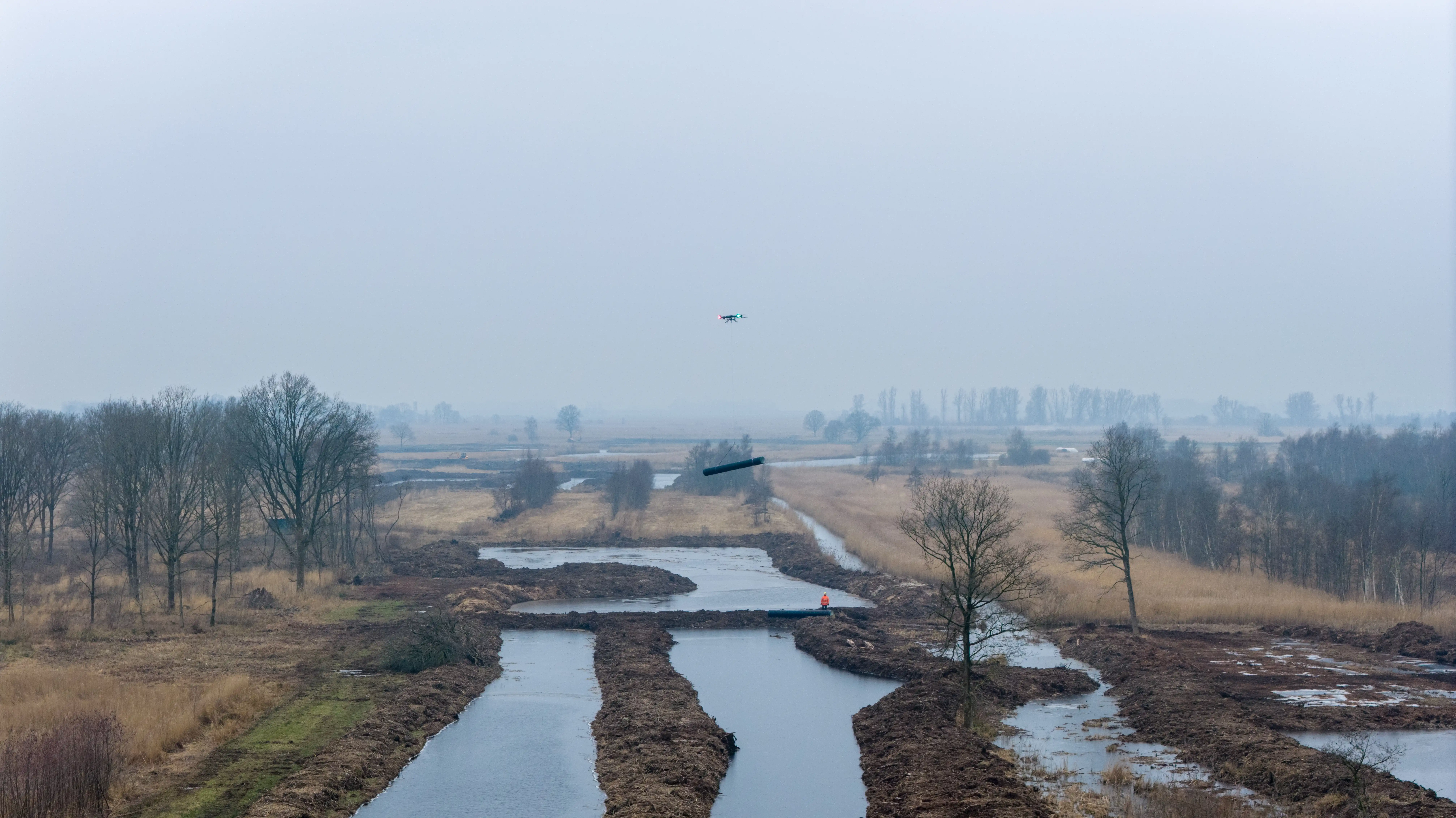 24 tuyaux de buse transportés dans la réserve naturelle des Weerribben
